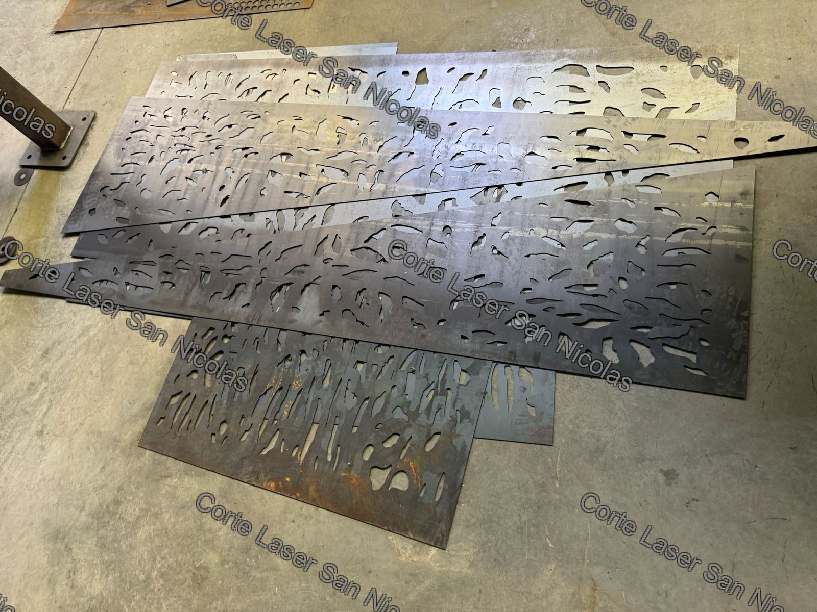 Detalle de patron de celosia en metal