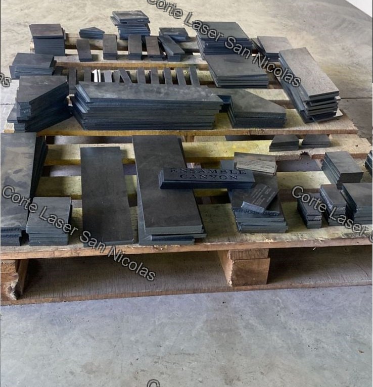 Maquina de corte laser en taller