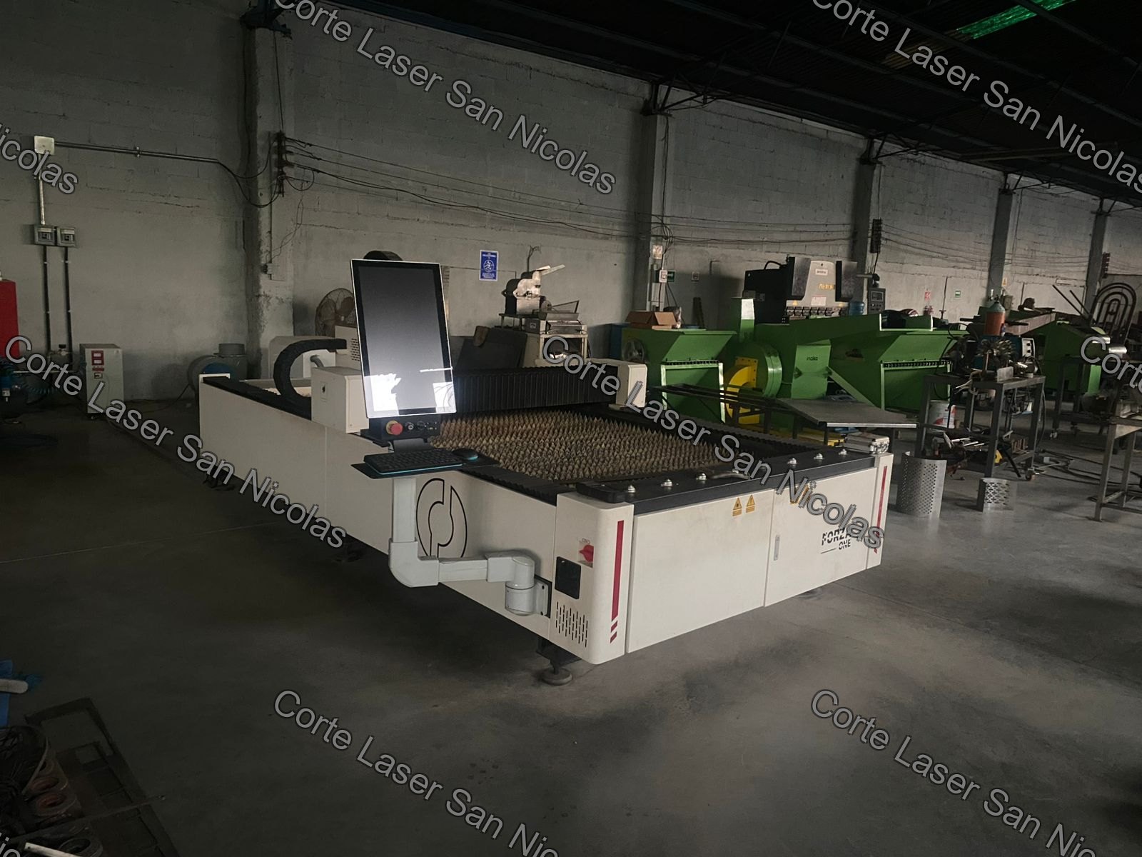 Maquinaria de corte laser en taller